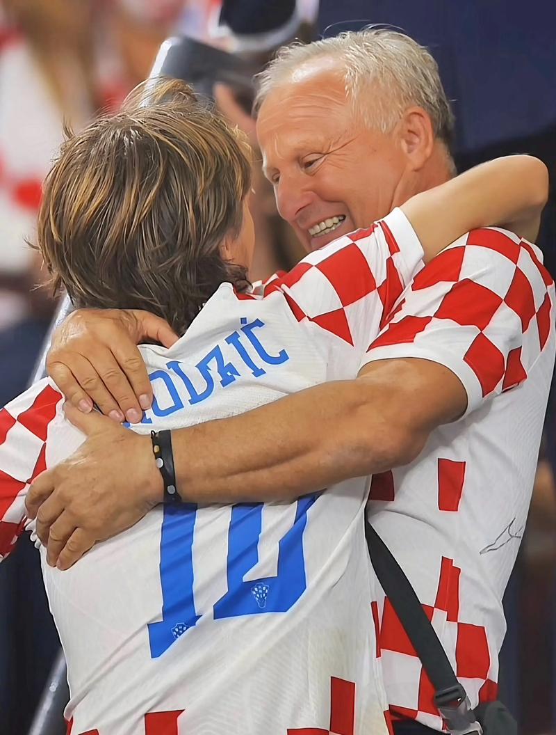 申花官方庆生海报出现低级翻译错误，将32nd写成32th