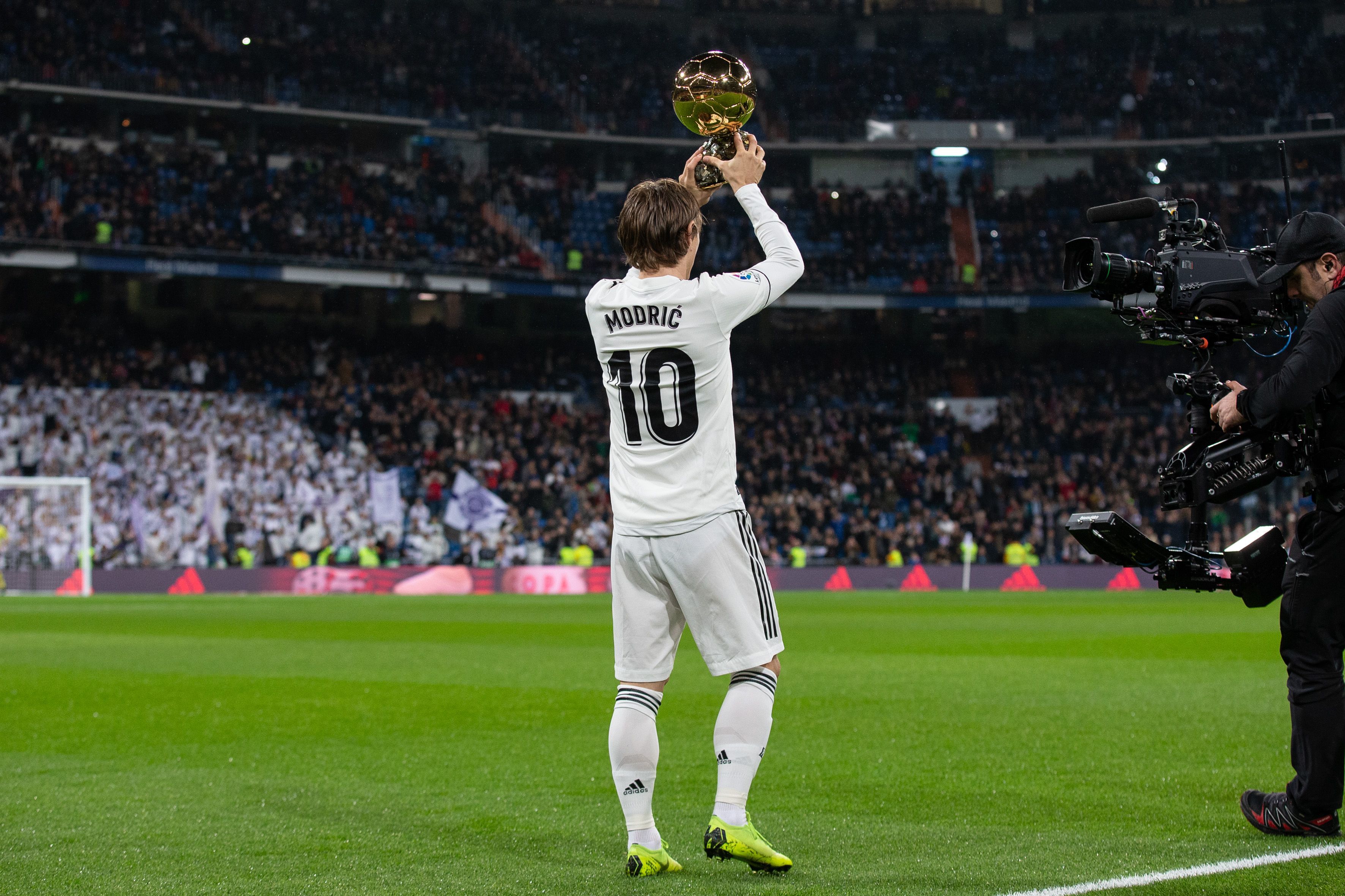 所以历史进球王是谁，都把非正式比赛统计进来了。李惠堂1860个，贝利1268个，罗马尼奥1000+个，罗哥925个，到底哪个才是国际足联承认的进球第一？