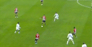 为什么外野手在追赶墙边飞球时需要通过身体接触墙面的力度判断位置